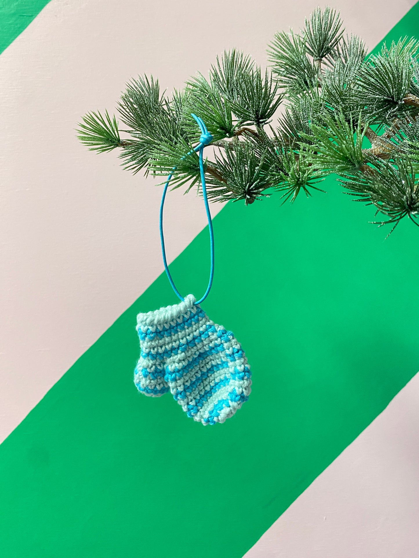 Mitten ornament crochet pattern